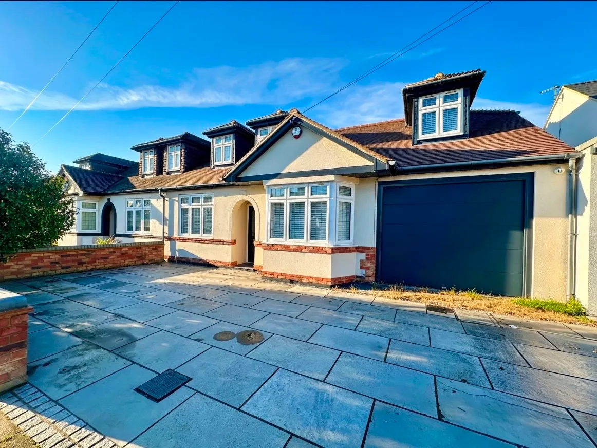 5 bed house for sale — Margaret Drive, Hornchurch
