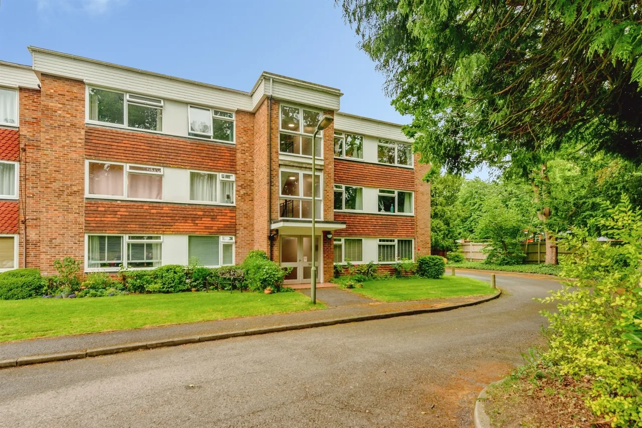 2 bed flat for sale — Doods Park Road, Reigate