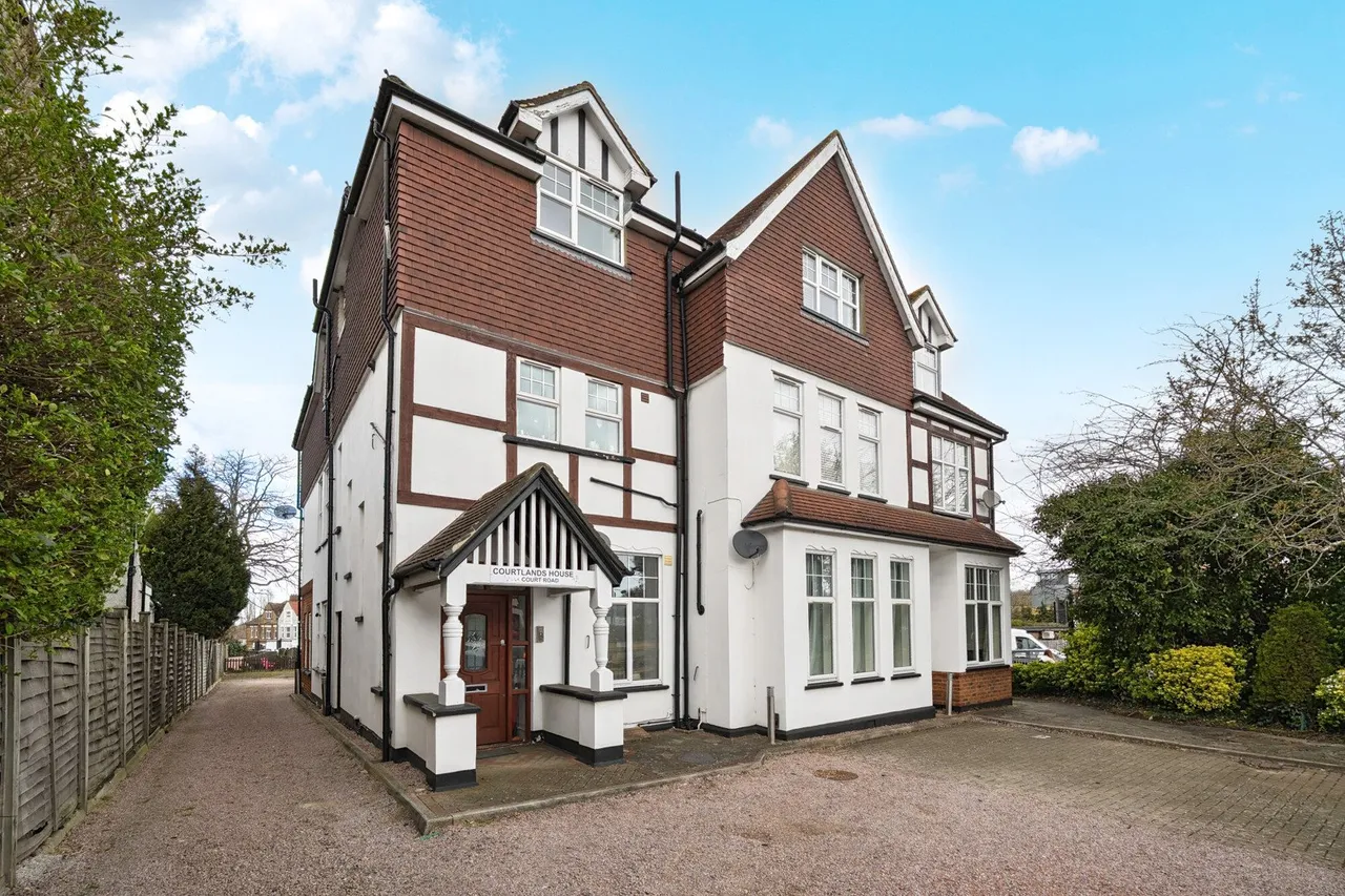 2 bed flat for sale — Court Road, SE9