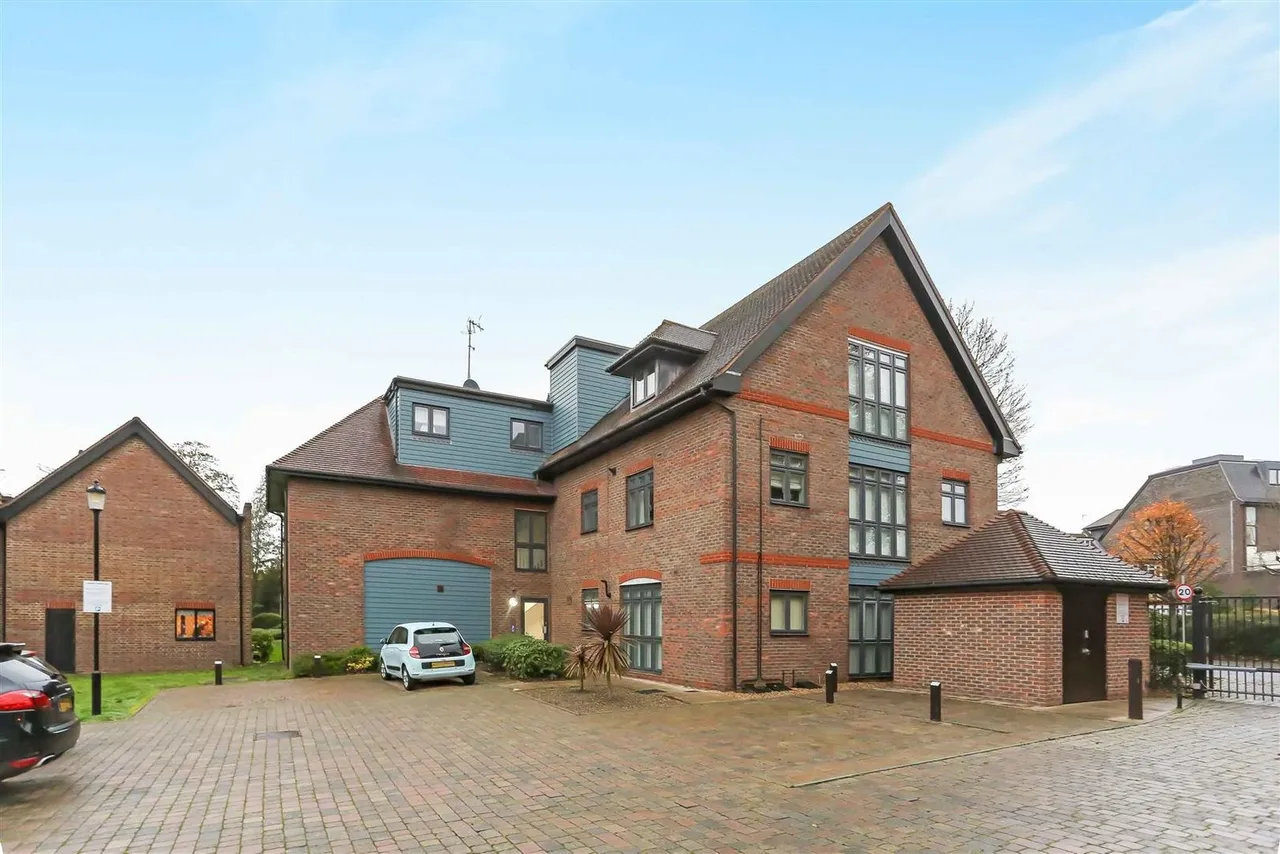 2 bed flat for sale, Whyte Mews, Cheam, SM3