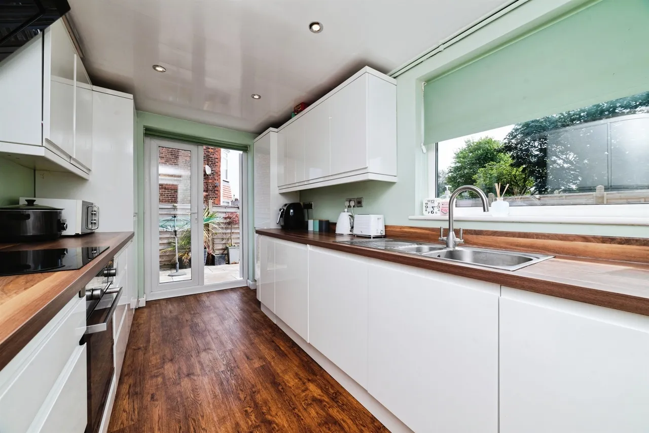 3 bed house for sale — Hessle Road, Hull