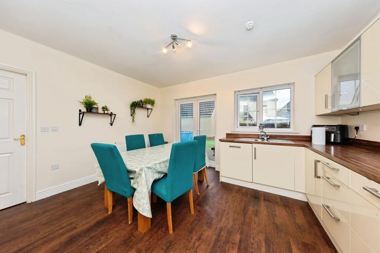 Llwyn Yr Eos, Carmarthen, SA31, photo 9