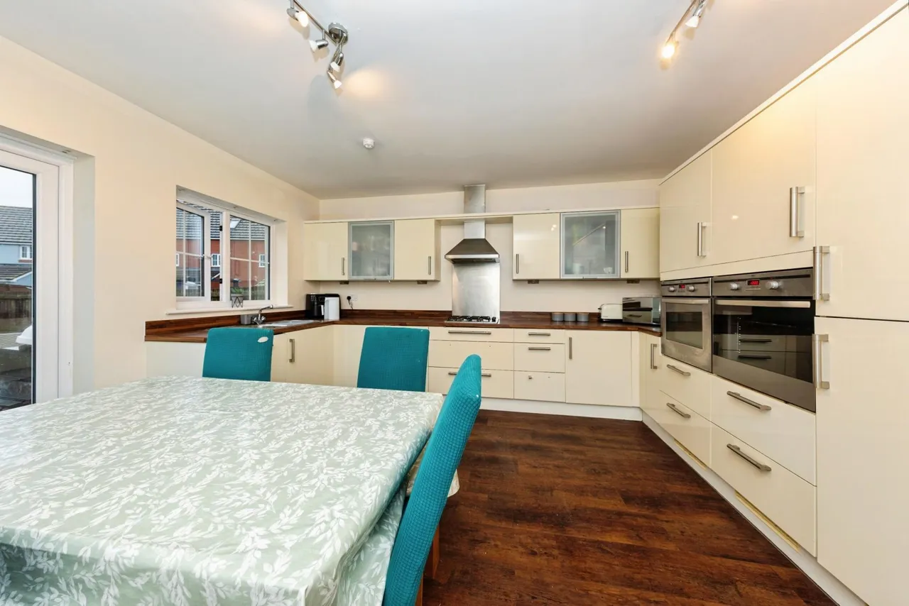 Llwyn Yr Eos, Carmarthen, SA31, photo 8