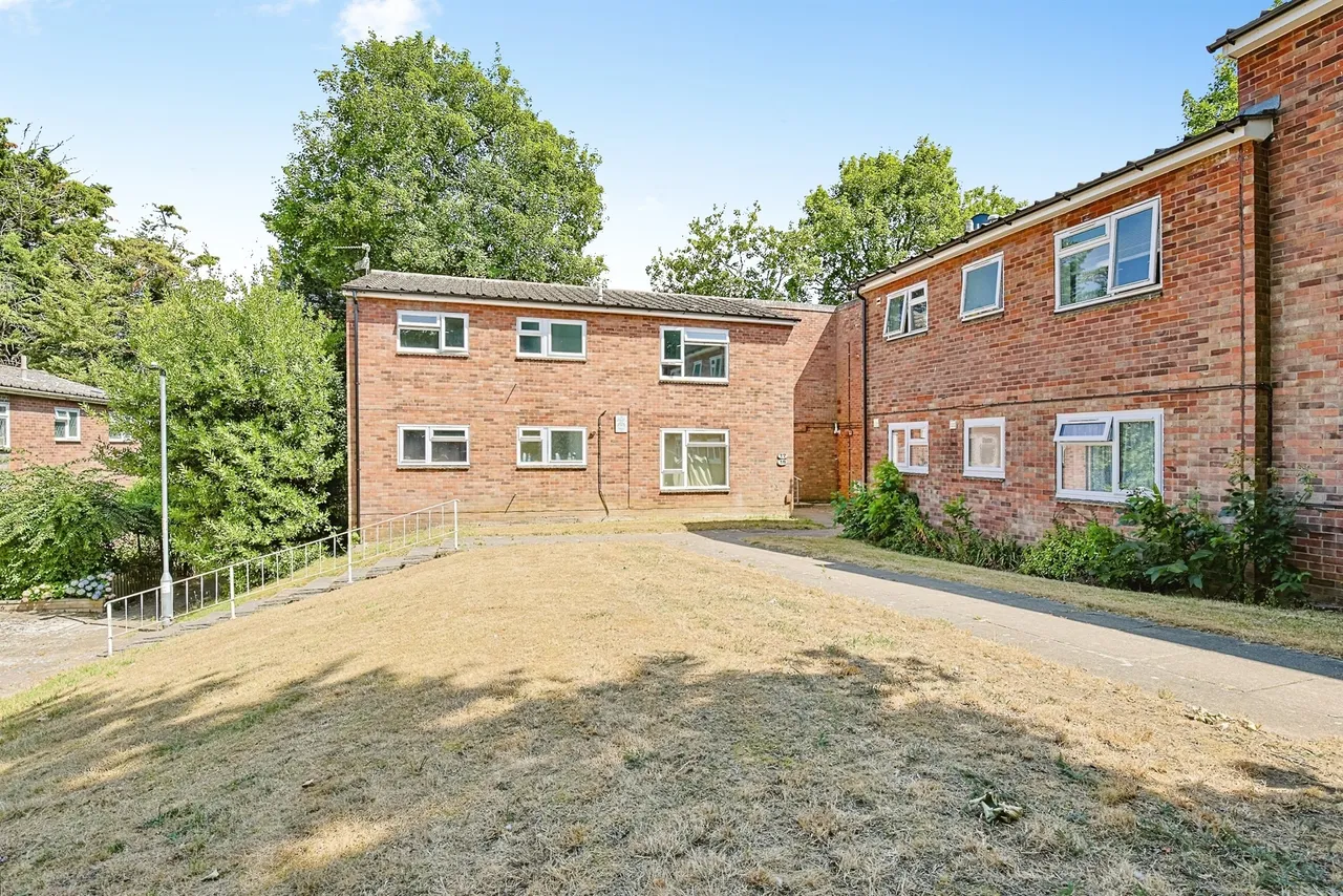 2 bed flat for sale — York Close, Bury St. Edmunds