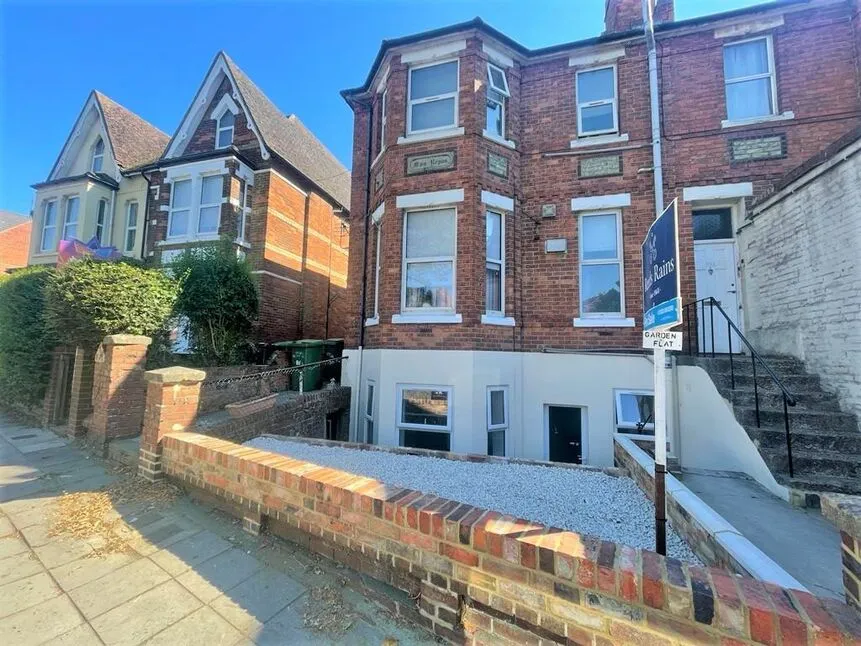 2 bed flat for sale, Cheriton High Street, Folkestone, CT19