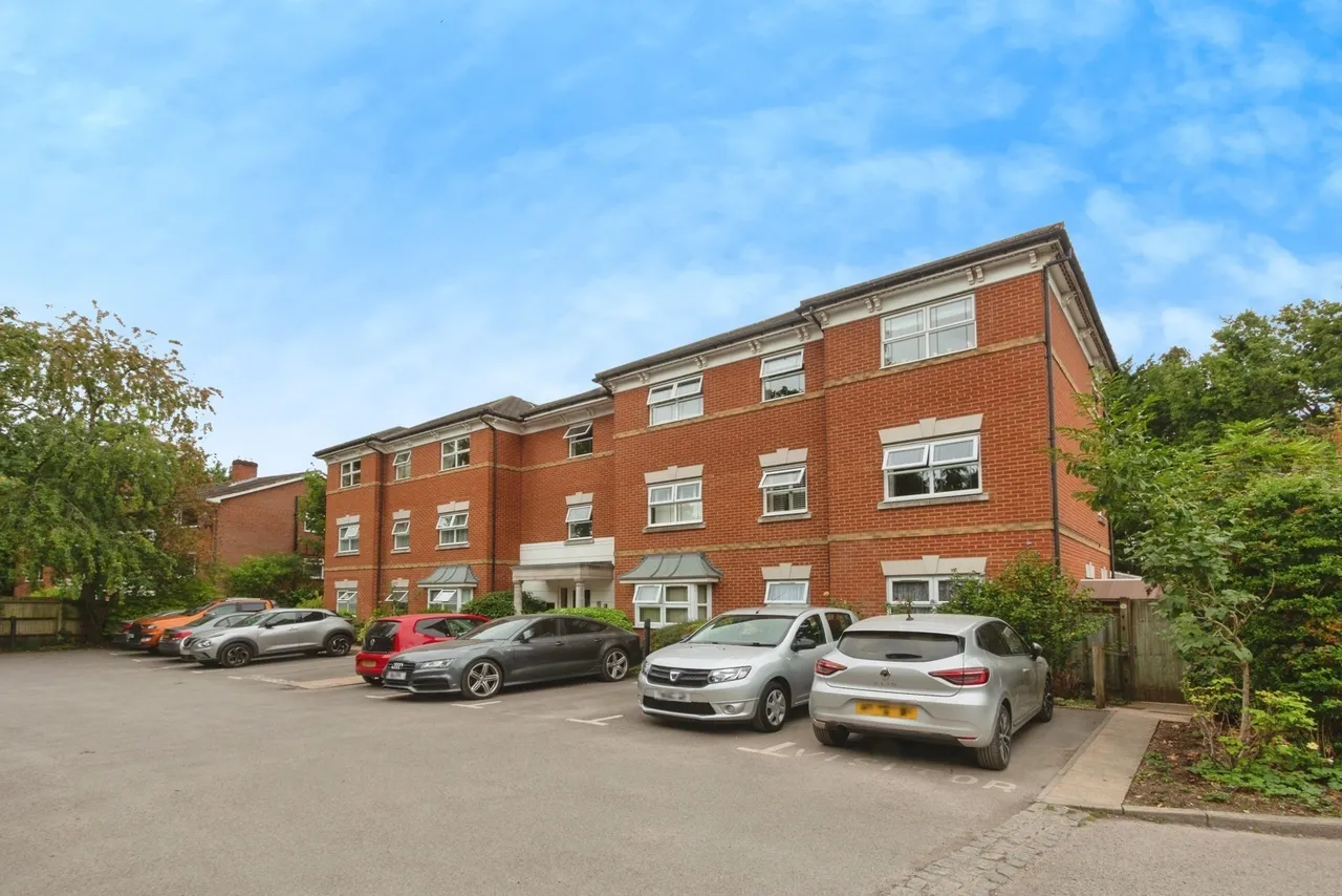 2 bed flat for sale, Gordon Crescent, Camberley, GU15