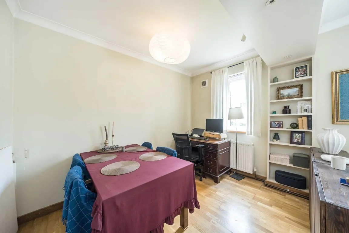 Merton Road, SW18, photo 2