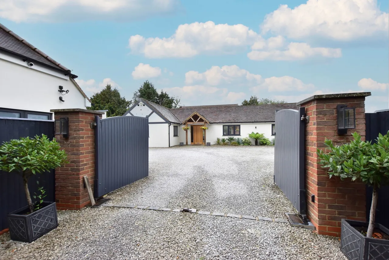 5 bed house for sale, Chipperfield Road, Bovingdon, HP3