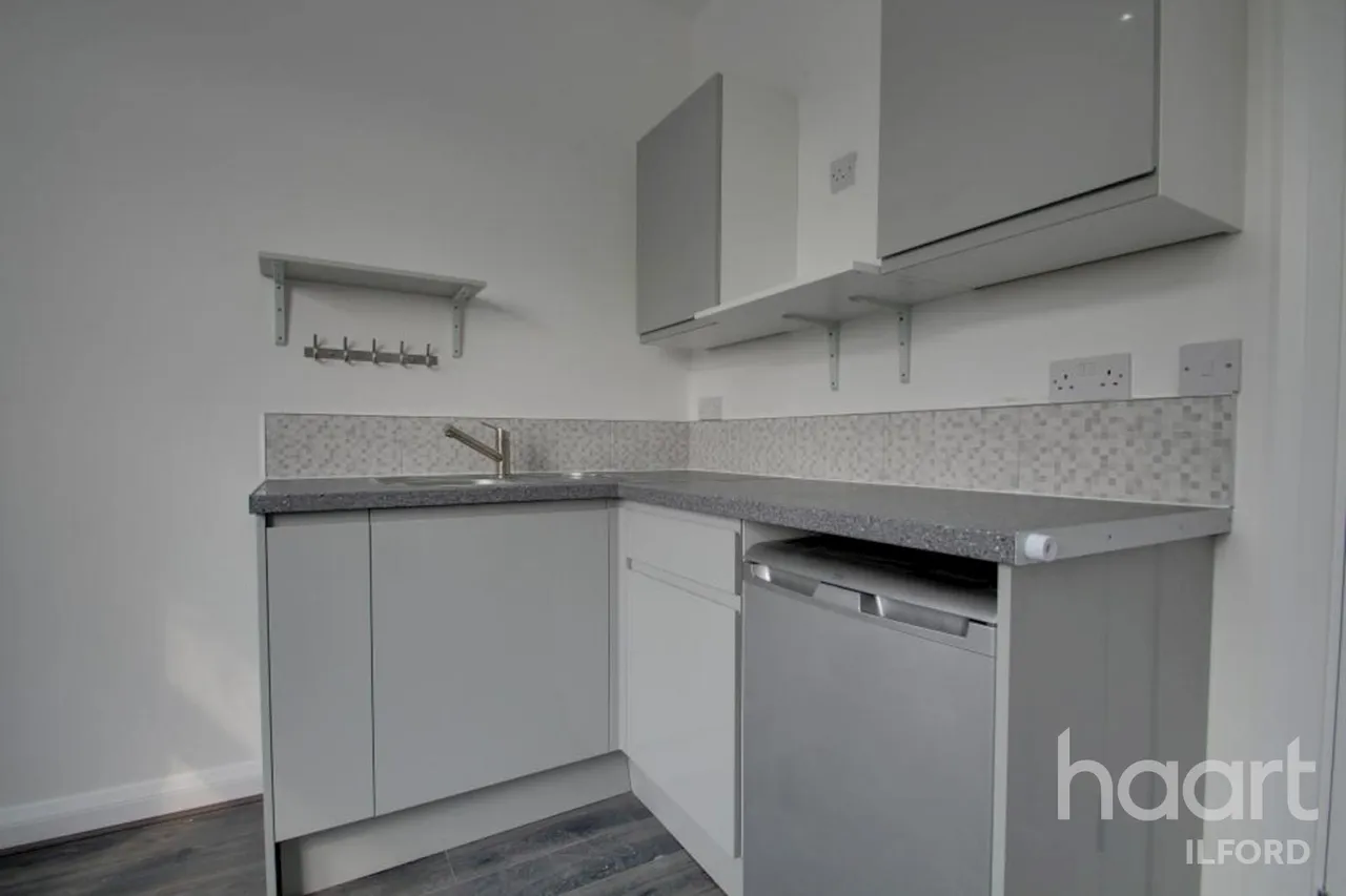 Stainforth Road, IG2, photo 4
