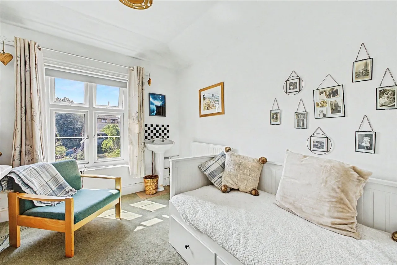 Avenue Road, Sandown, PO36, photo 5