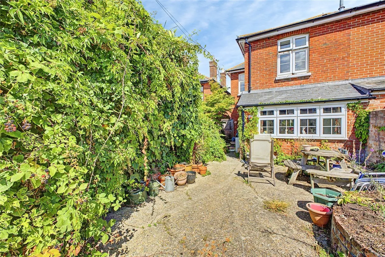 Avenue Road, Sandown, PO36, photo 13