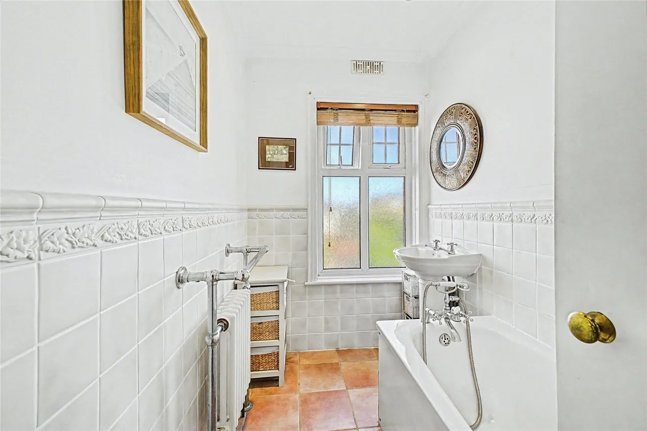 Avenue Road, Sandown, PO36, photo 11