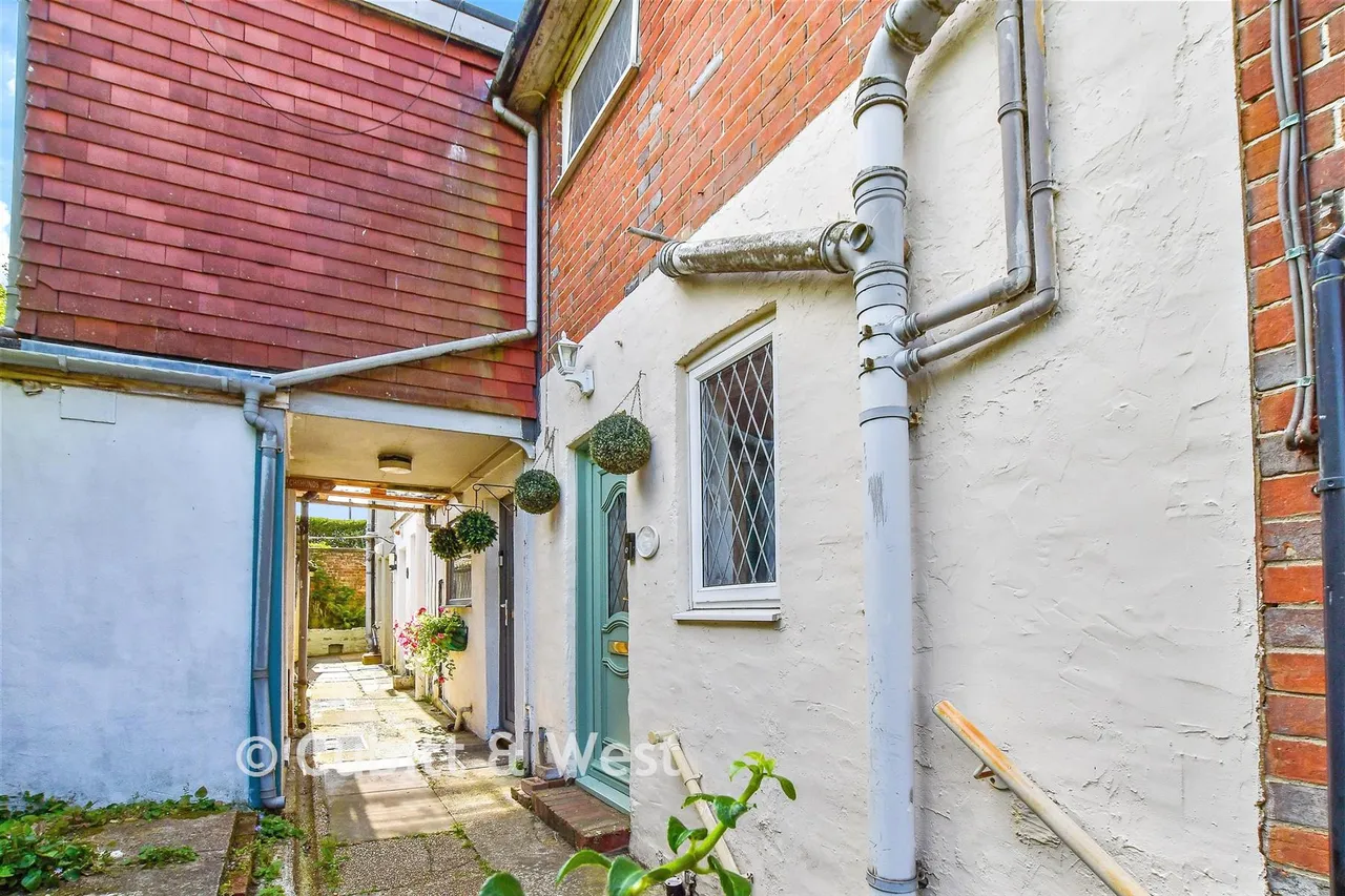 2 bed house for sale, High Street, Uckfield, TN22