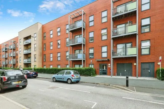 2 bed flat to rent — Cross Street, PORTSMOUTH