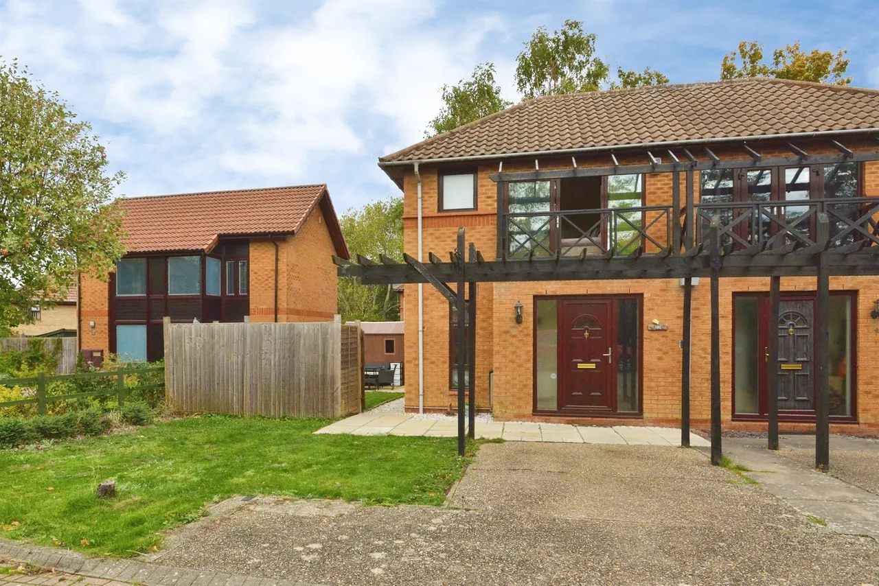2 bed house for sale, Cockerell Grove, Shenley Lodge, MK5