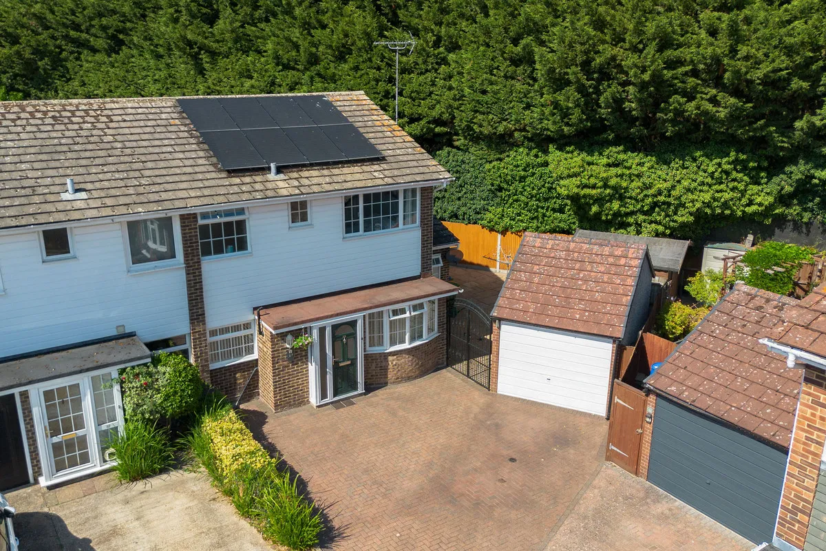 Horsham, RH13, photo 25