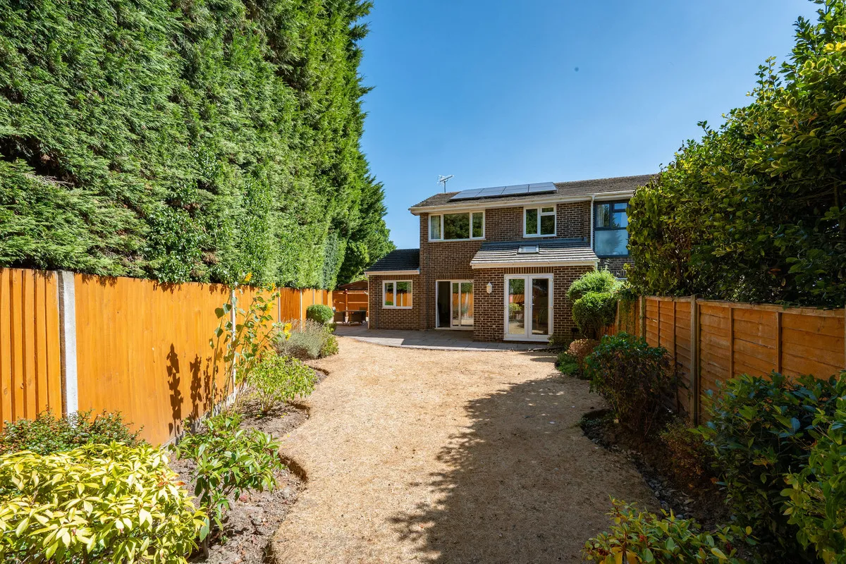 Horsham, RH13, photo 20