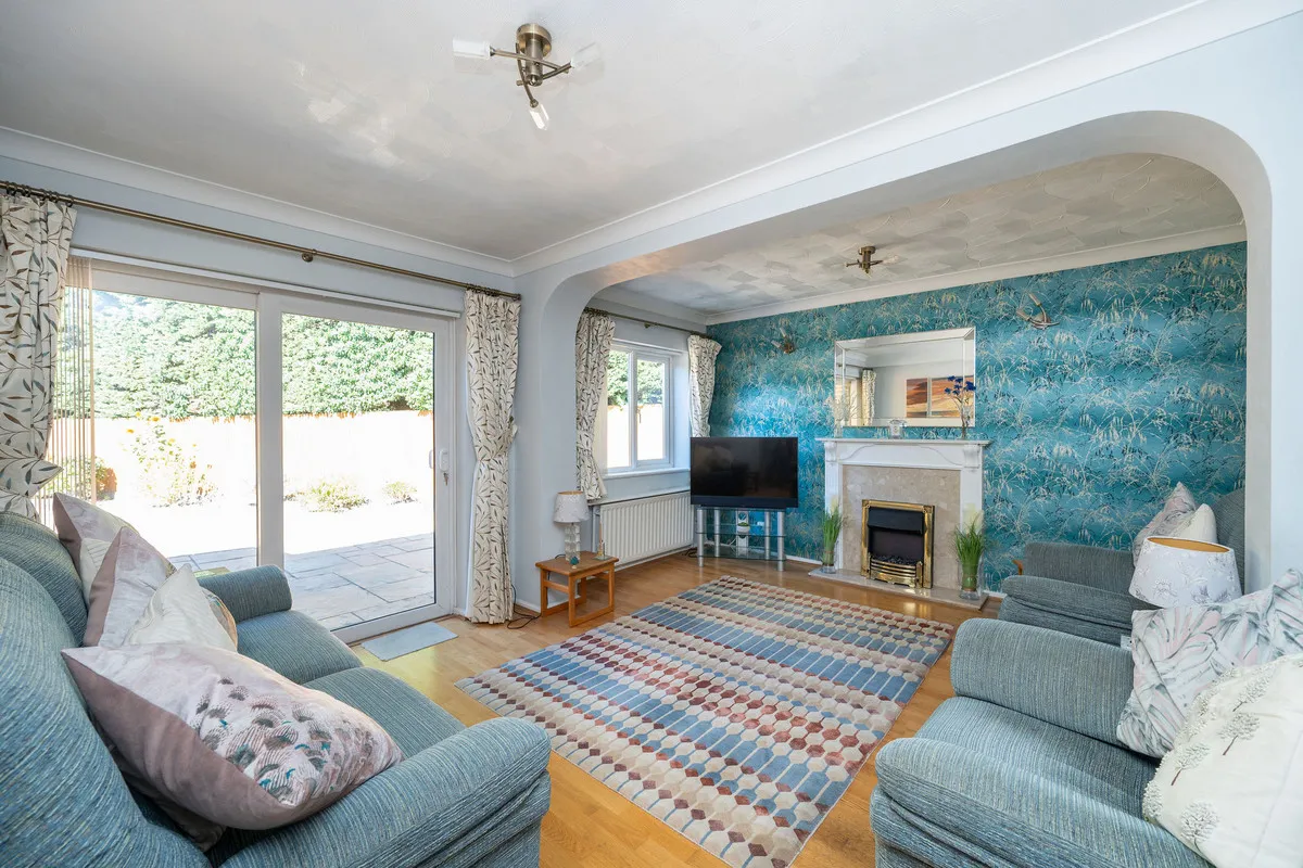 Horsham, RH13, photo 6