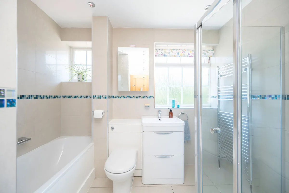 Horsham, RH13, photo 18