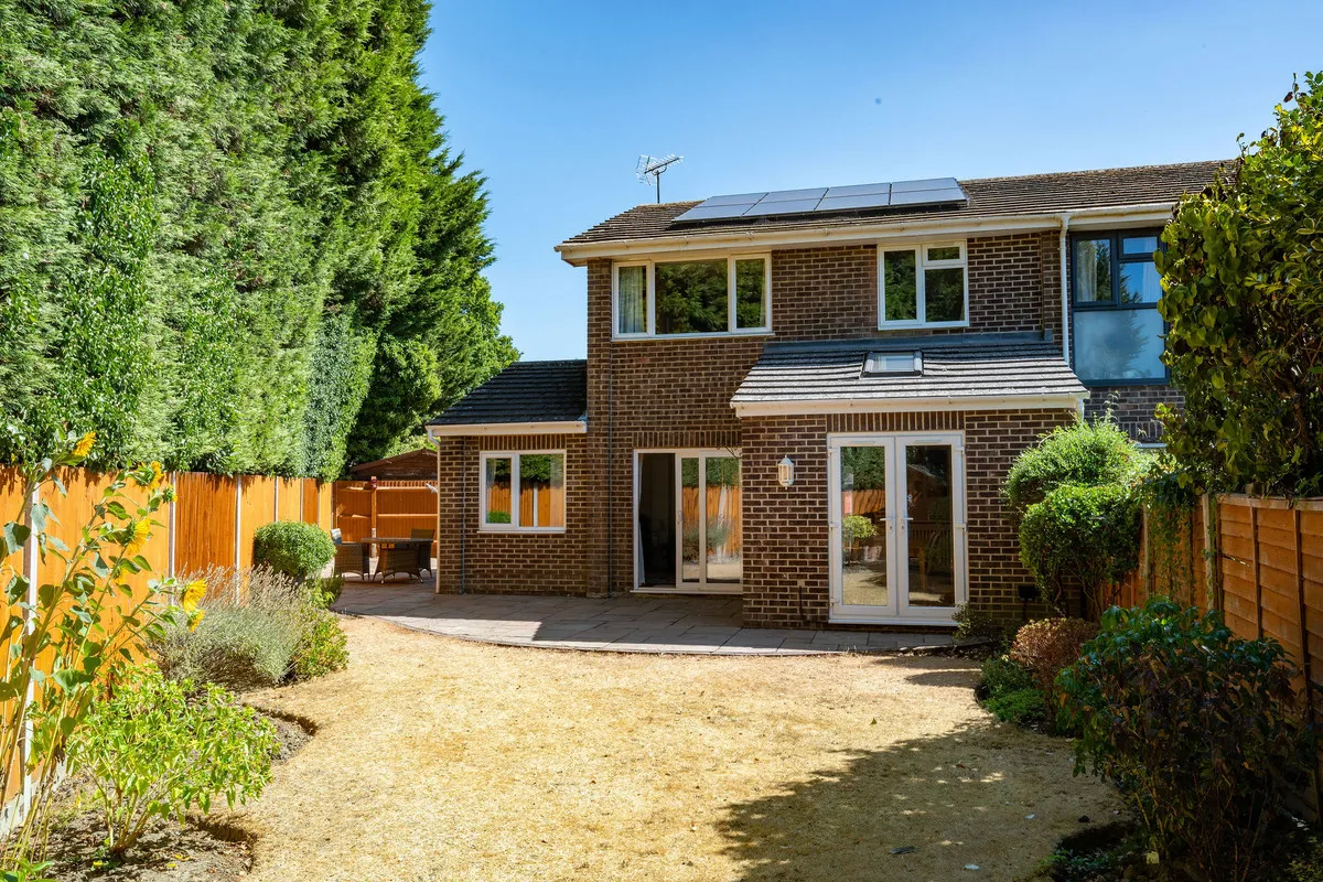 Horsham, RH13, photo 21