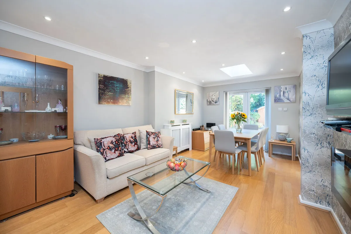 Horsham, RH13, photo 2