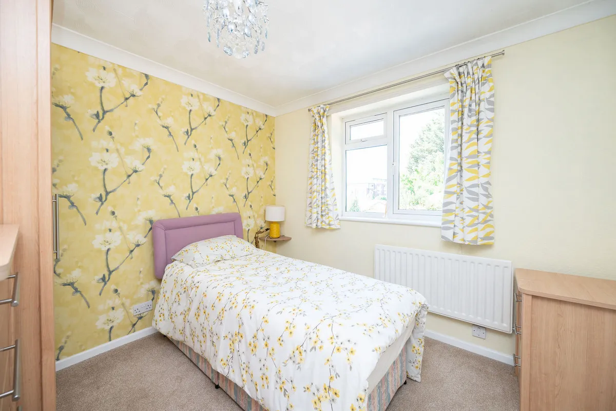 Horsham, RH13, photo 17