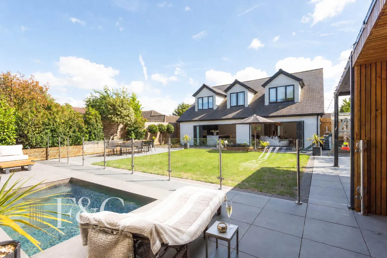 5 bed house for sale, Hammondstreet Road, West Cheshunt