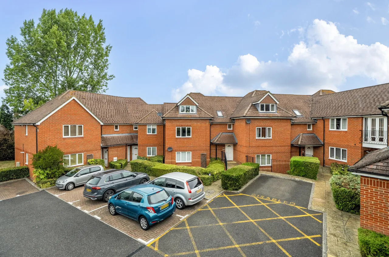 2 bed flat for sale — Roebuck Estate, Binfield, Bracknell, Berkshire, RG42 4ET