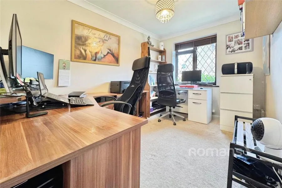 Raeburn Way, College Town, GU47, photo 11