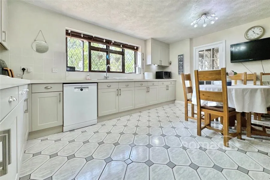 Raeburn Way, College Town, GU47, photo 7