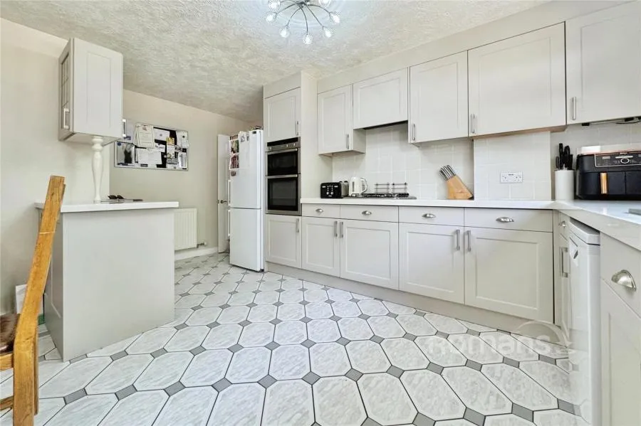Raeburn Way, College Town, GU47, photo 9