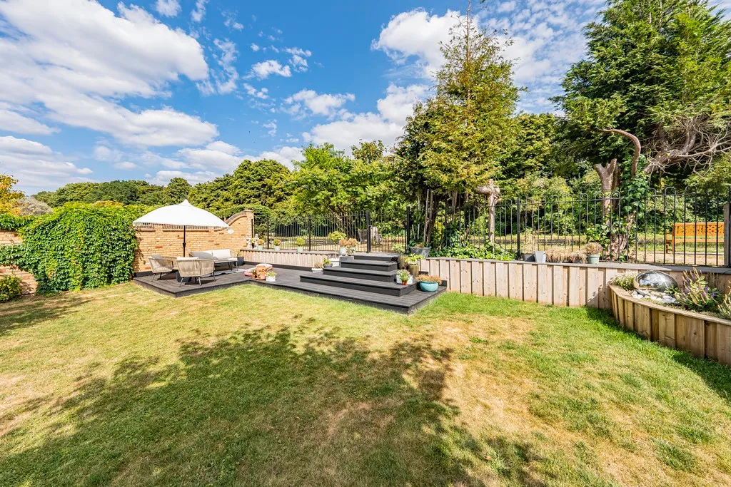 Willow Crescent East, Denham, photo 62
