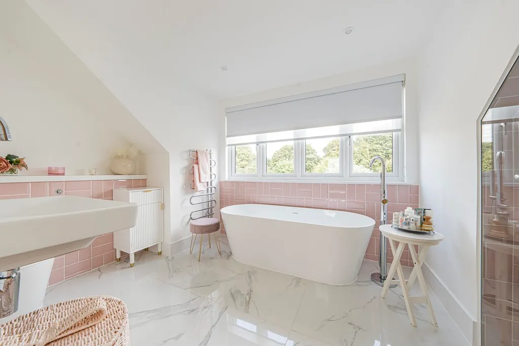 Willow Crescent East, Denham, photo 10