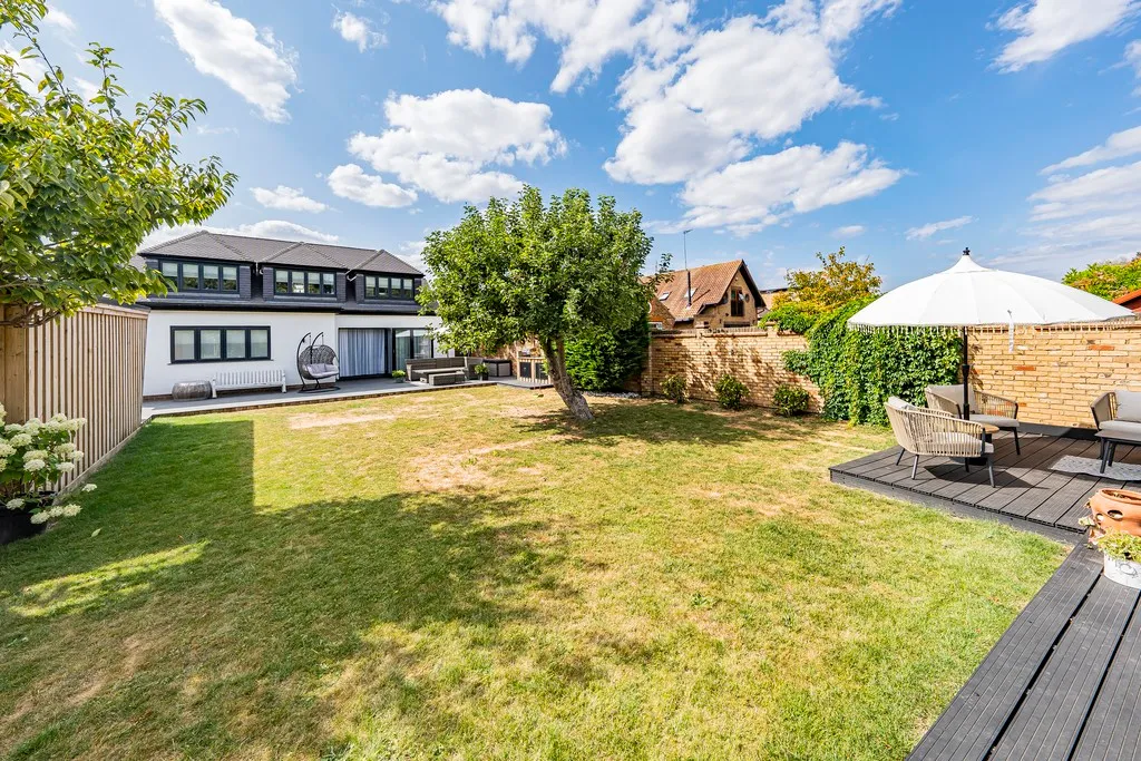 Willow Crescent East, Denham, photo 64
