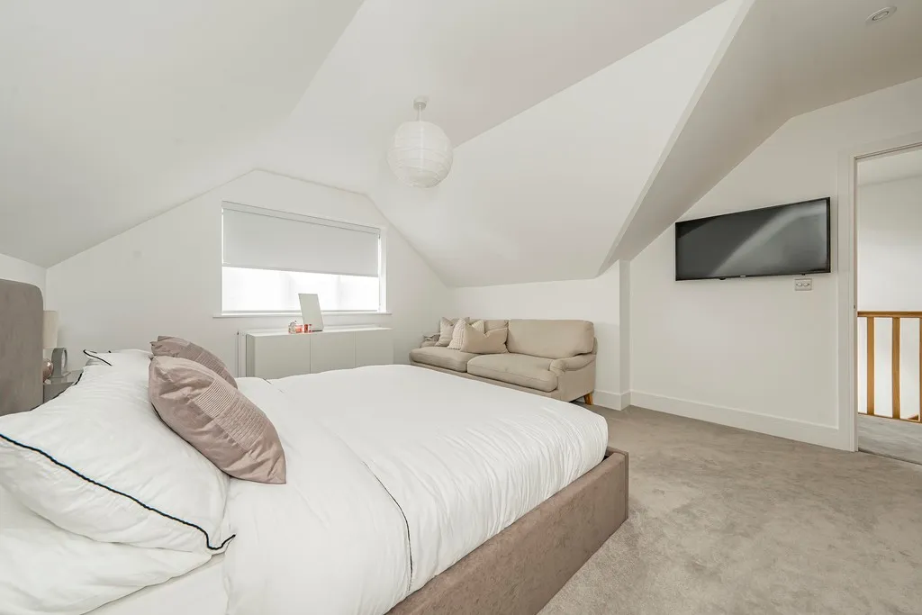 Willow Crescent East, Denham, photo 17