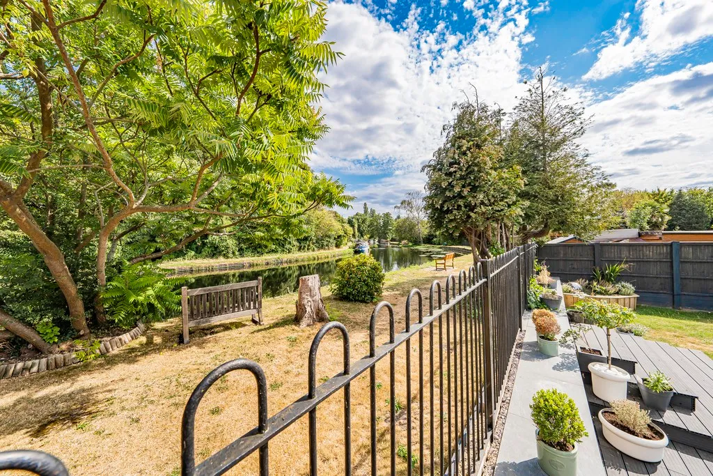 Willow Crescent East, Denham, photo 48