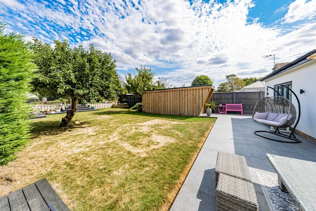 Willow Crescent East, Denham, photo 27
