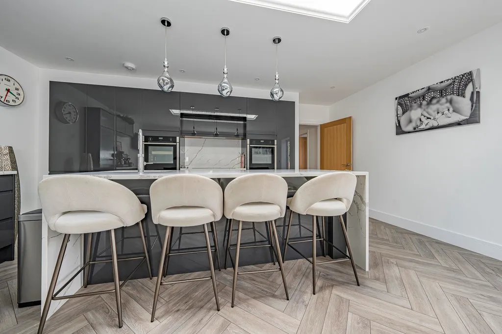 Willow Crescent East, Denham, photo 25