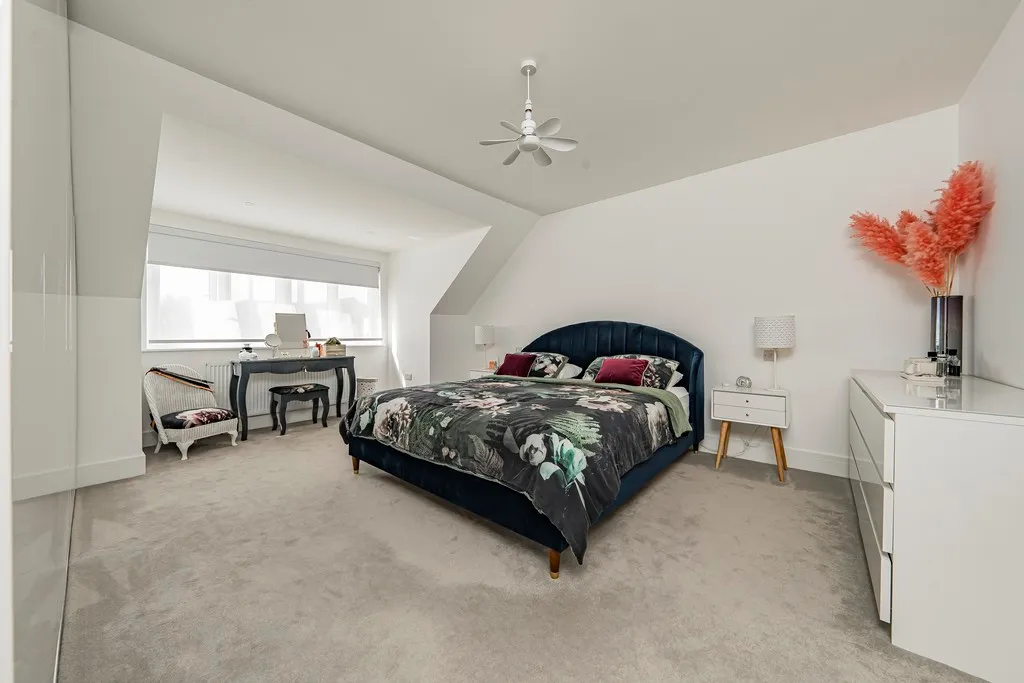 Willow Crescent East, Denham, photo 43