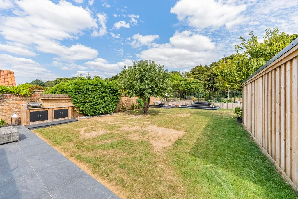 Willow Crescent East, Denham, photo 4