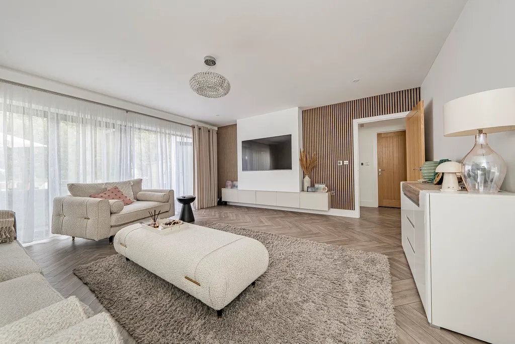 Willow Crescent East, Denham, photo 6