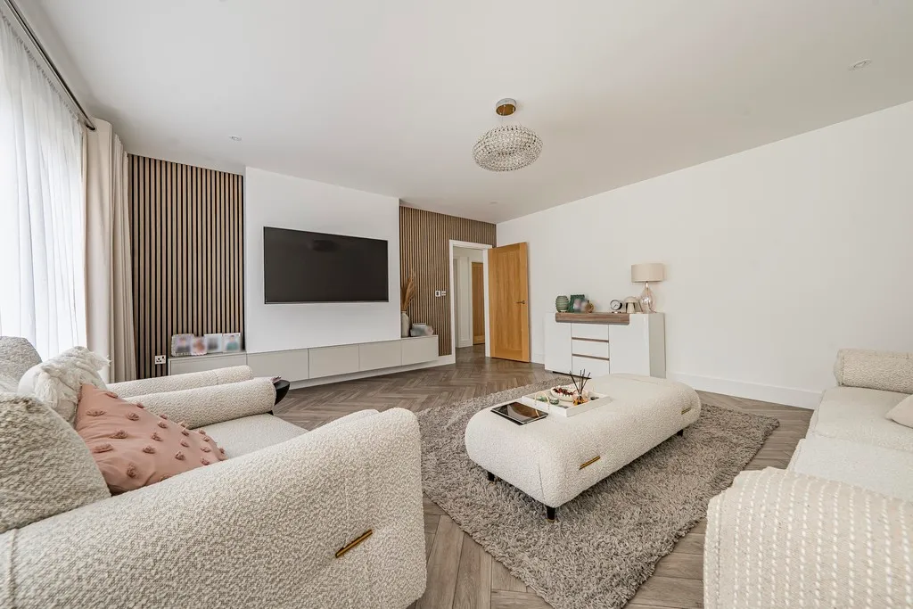 Willow Crescent East, Denham, photo 2