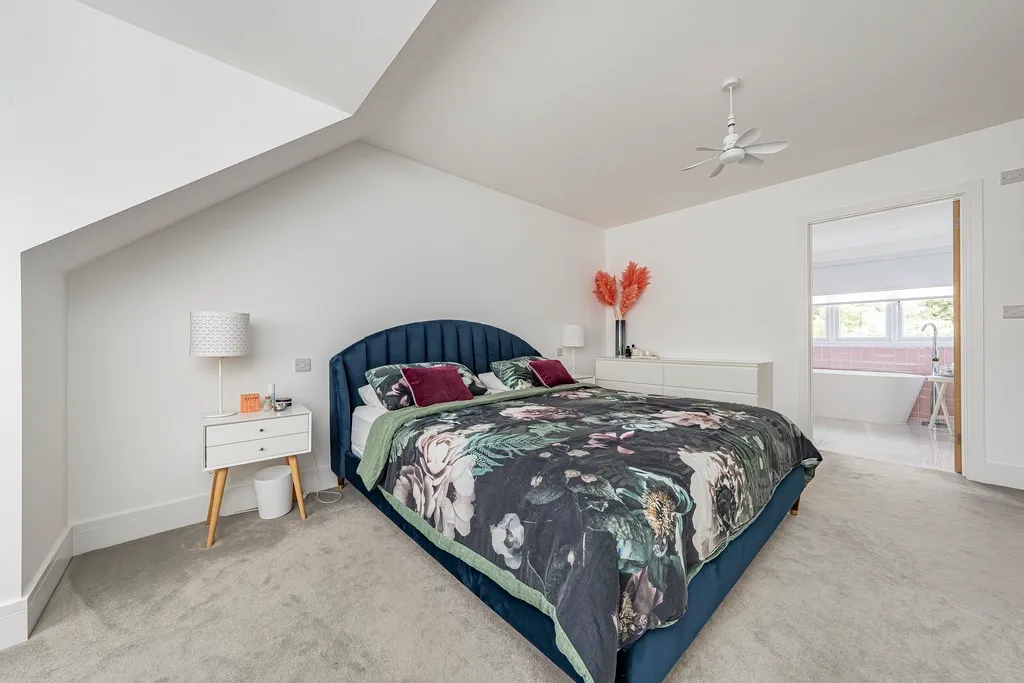 Willow Crescent East, Denham, photo 18