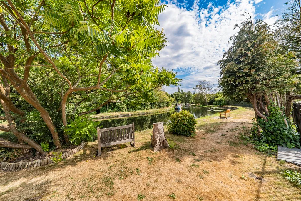 Willow Crescent East, Denham, photo 32