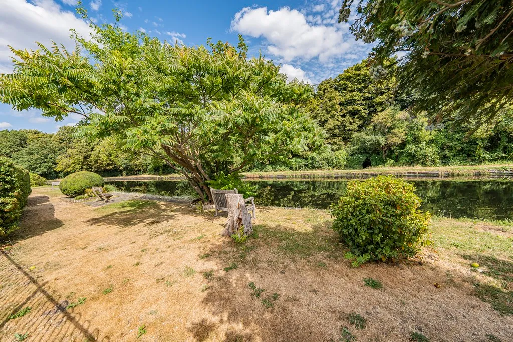 Willow Crescent East, Denham, photo 65