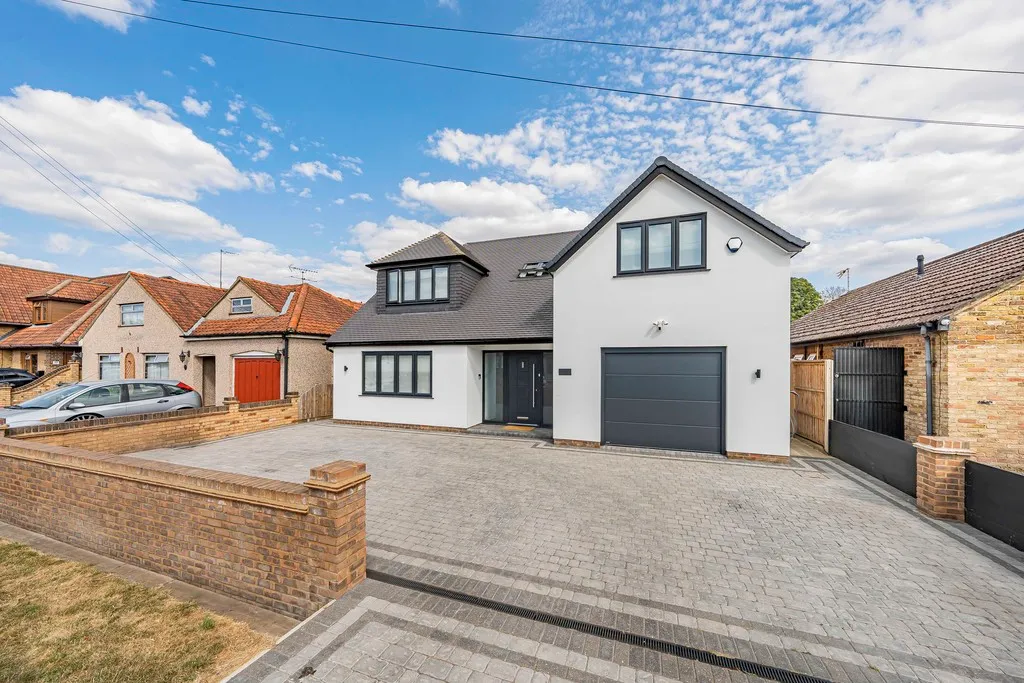 4 bed house for sale — Willow Crescent East, Denham