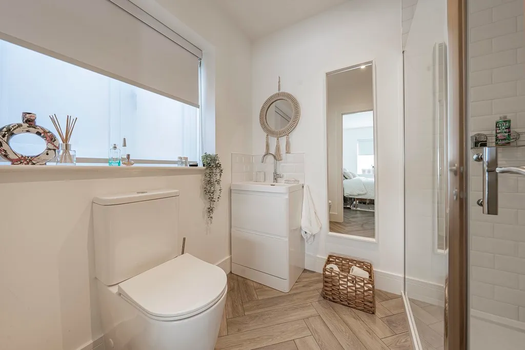 Willow Crescent East, Denham, photo 8