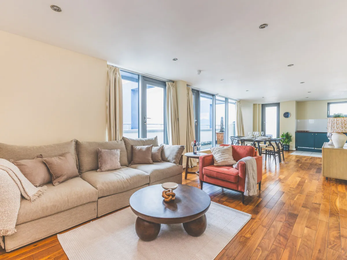 2 bed flat for sale, Hardwicks Square, London, SW18