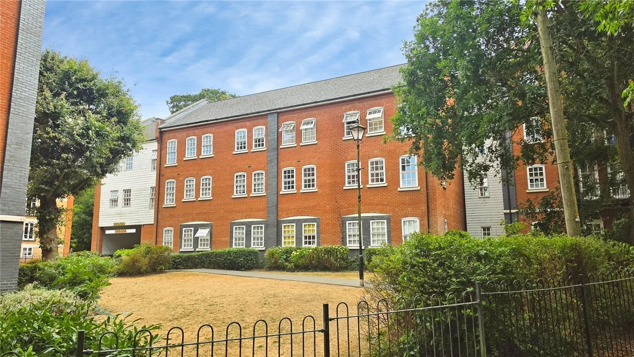 2 bed flat for sale — Albany Gardens, Colchester, Essex, CO2