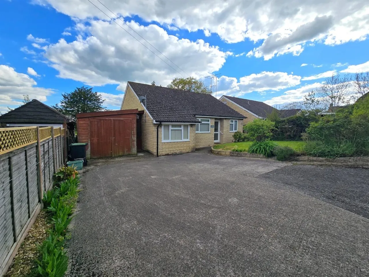 3 bed house for sale — Common Mead Avenue, Gillingham, Dorset SP8 4NB